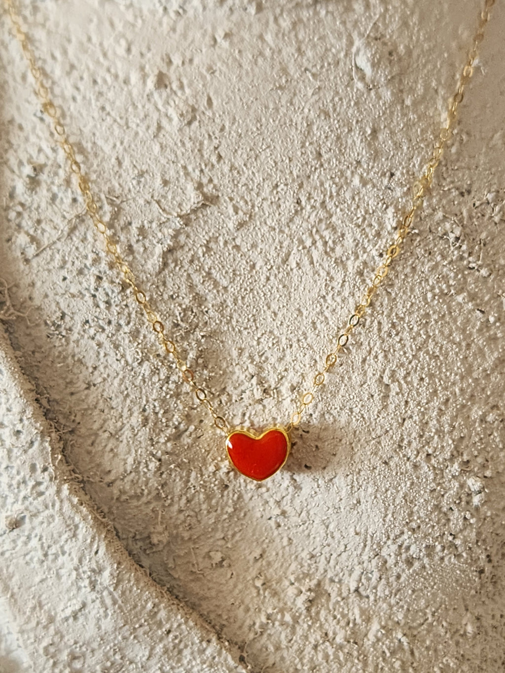 Collar de oro 18K con piedra natural roja en forma de corazón