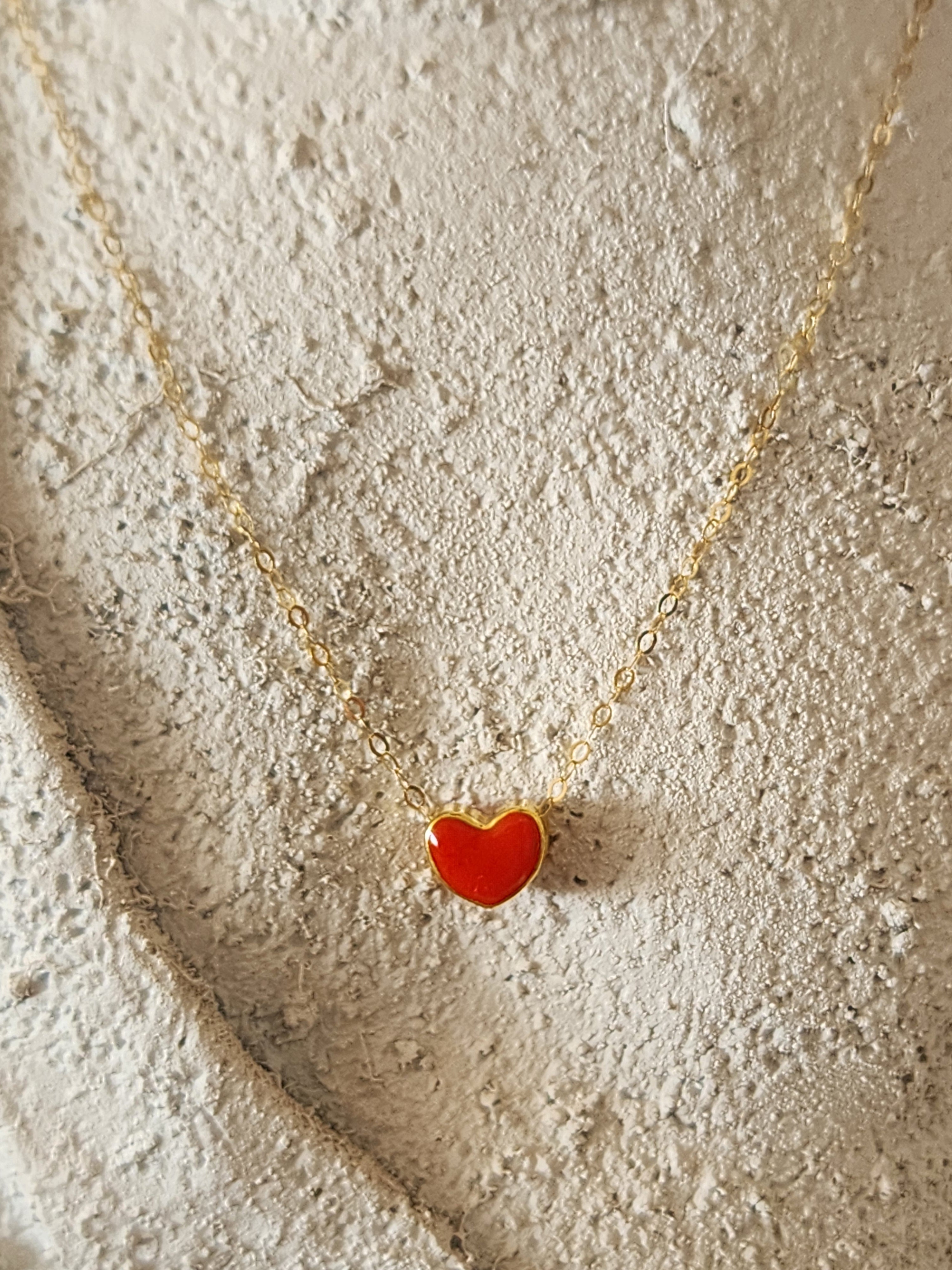 Collar de oro 18K con piedra natural roja en forma de corazón