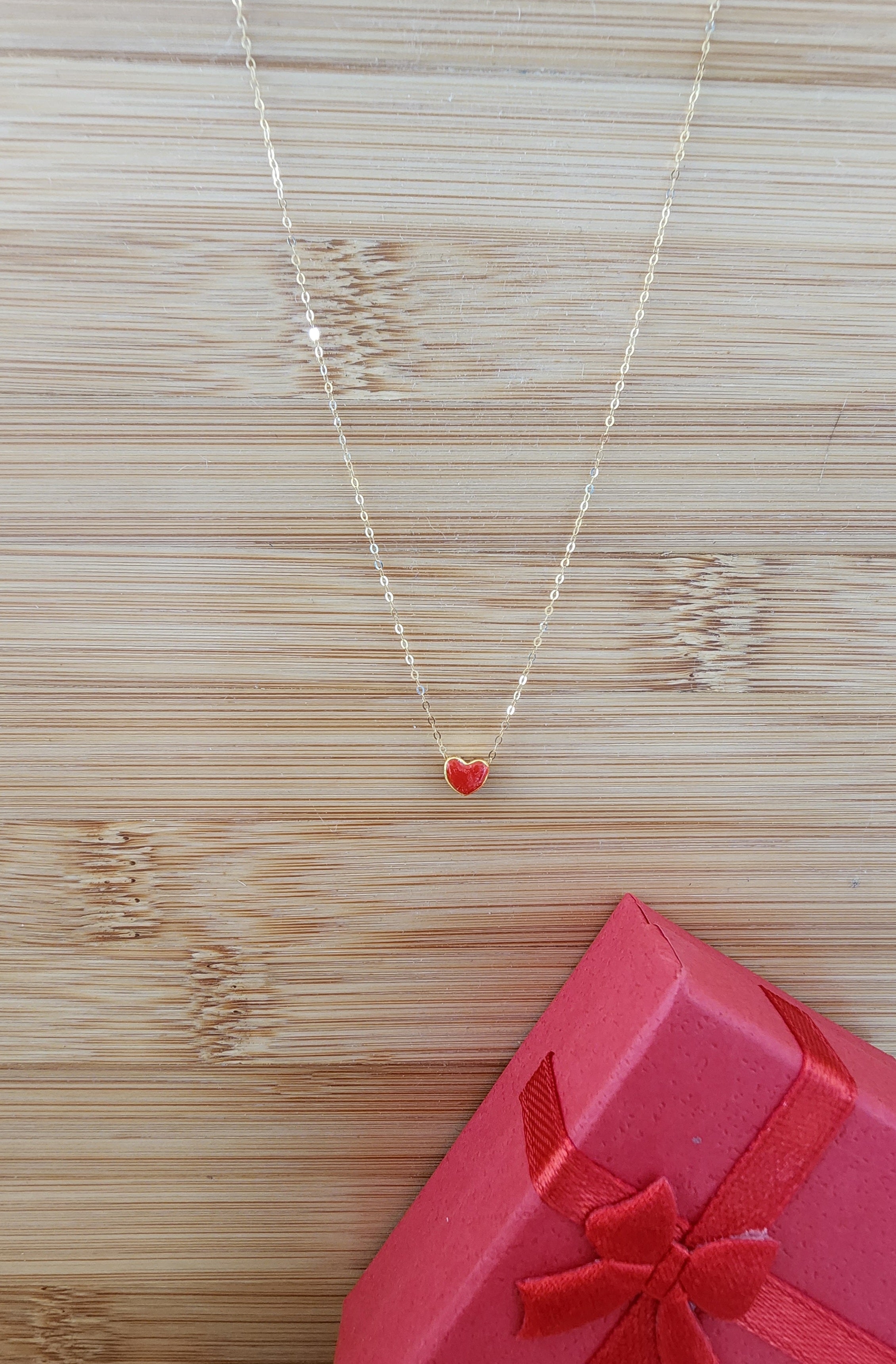 Collar de oro 18K con piedra natural roja en forma de corazón