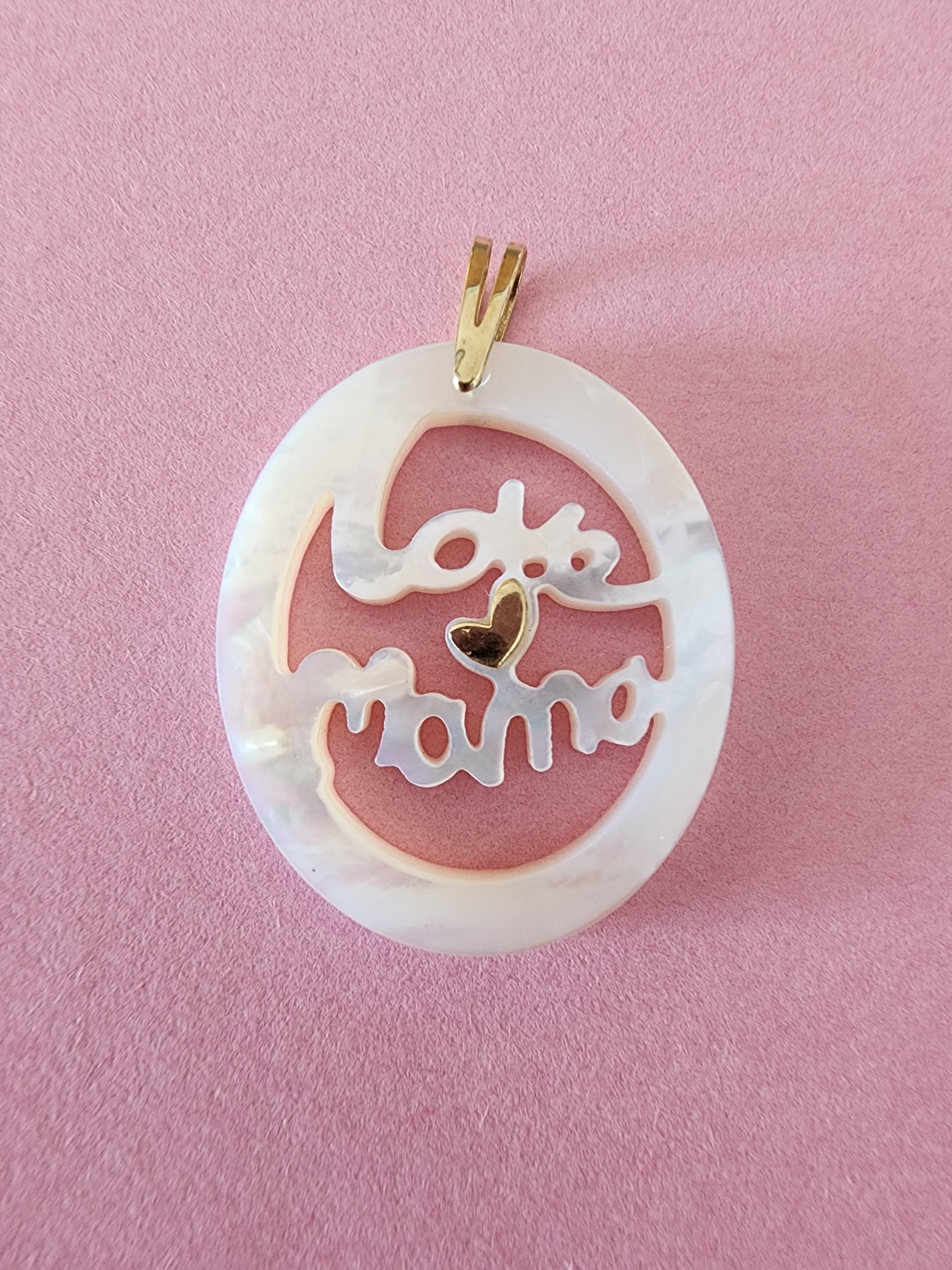 Colgante Love Mama en Oro de 18 Quilates y Nácar Natural