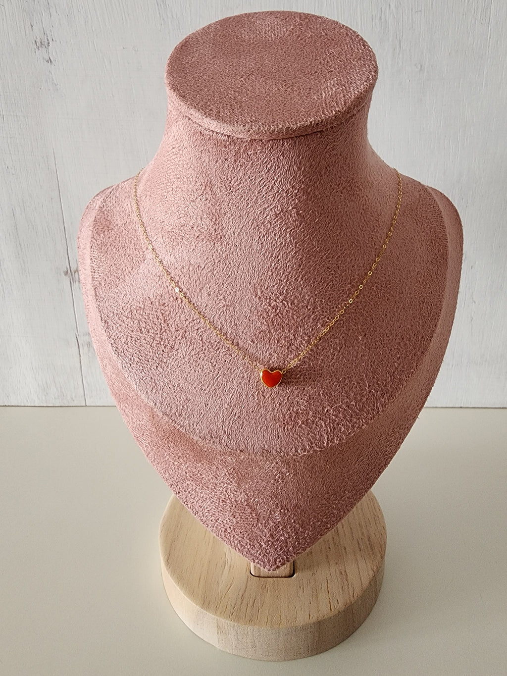 Collar de oro 18K con piedra natural roja en forma de corazón