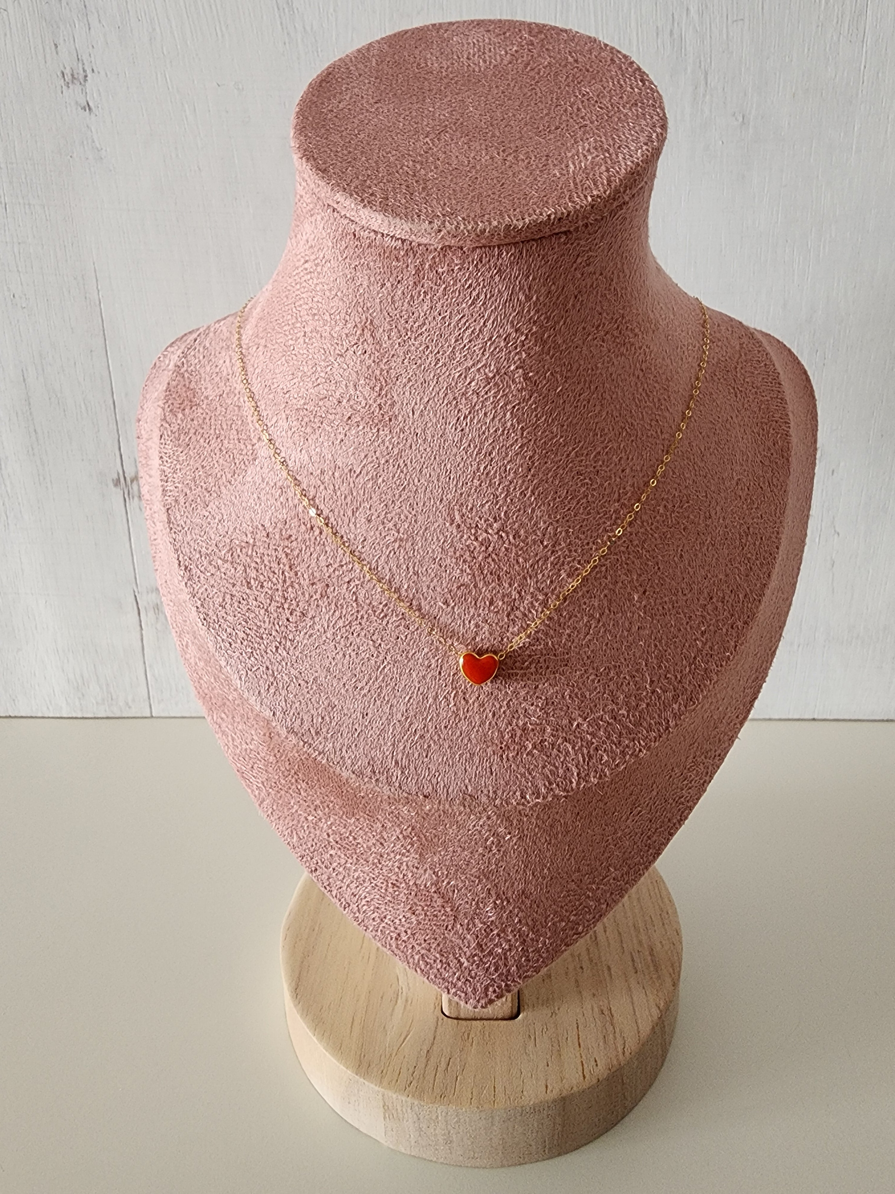 Collar de oro 18K con piedra natural roja en forma de corazón