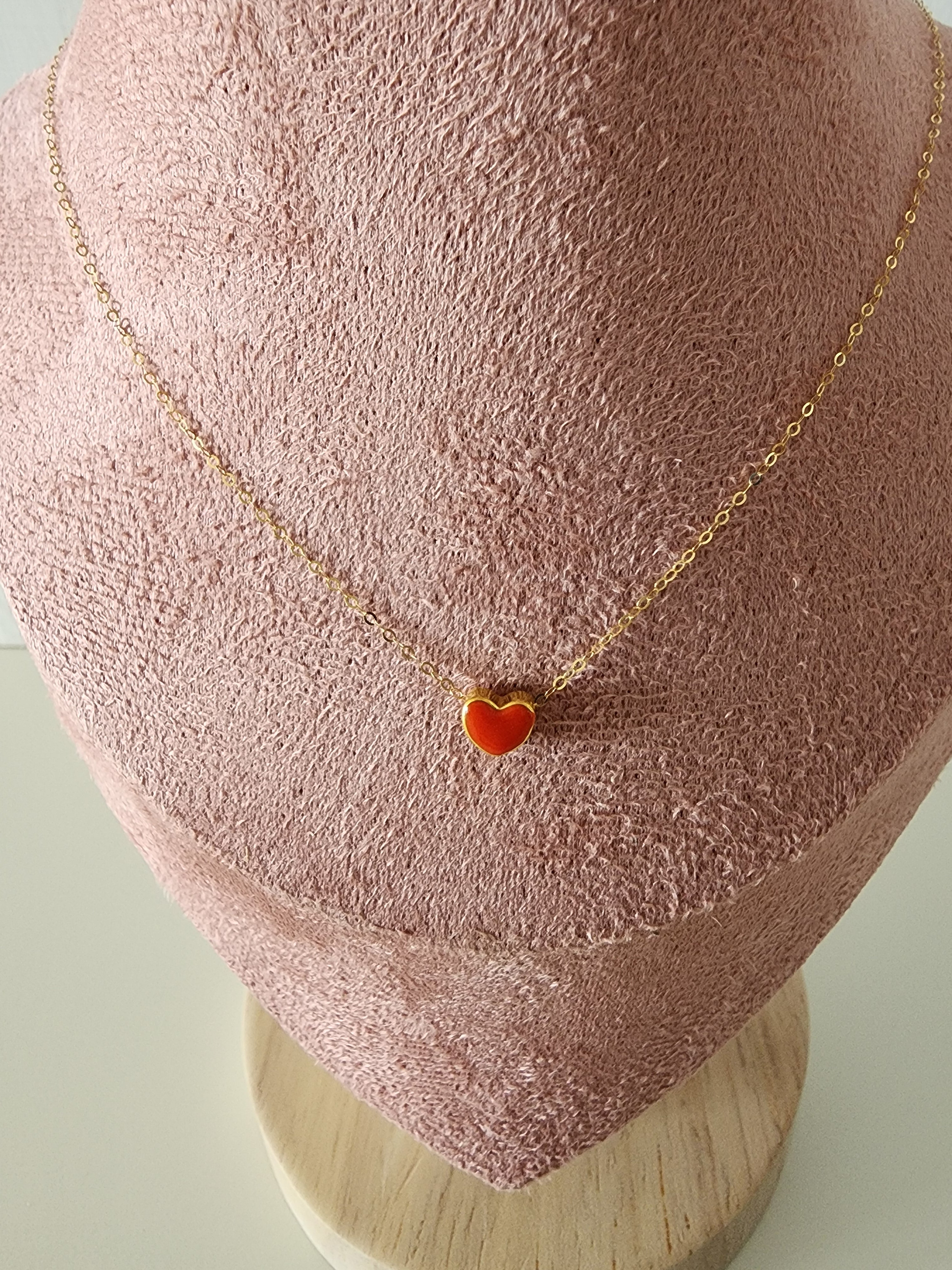 Collar de oro 18K con piedra natural roja en forma de corazón