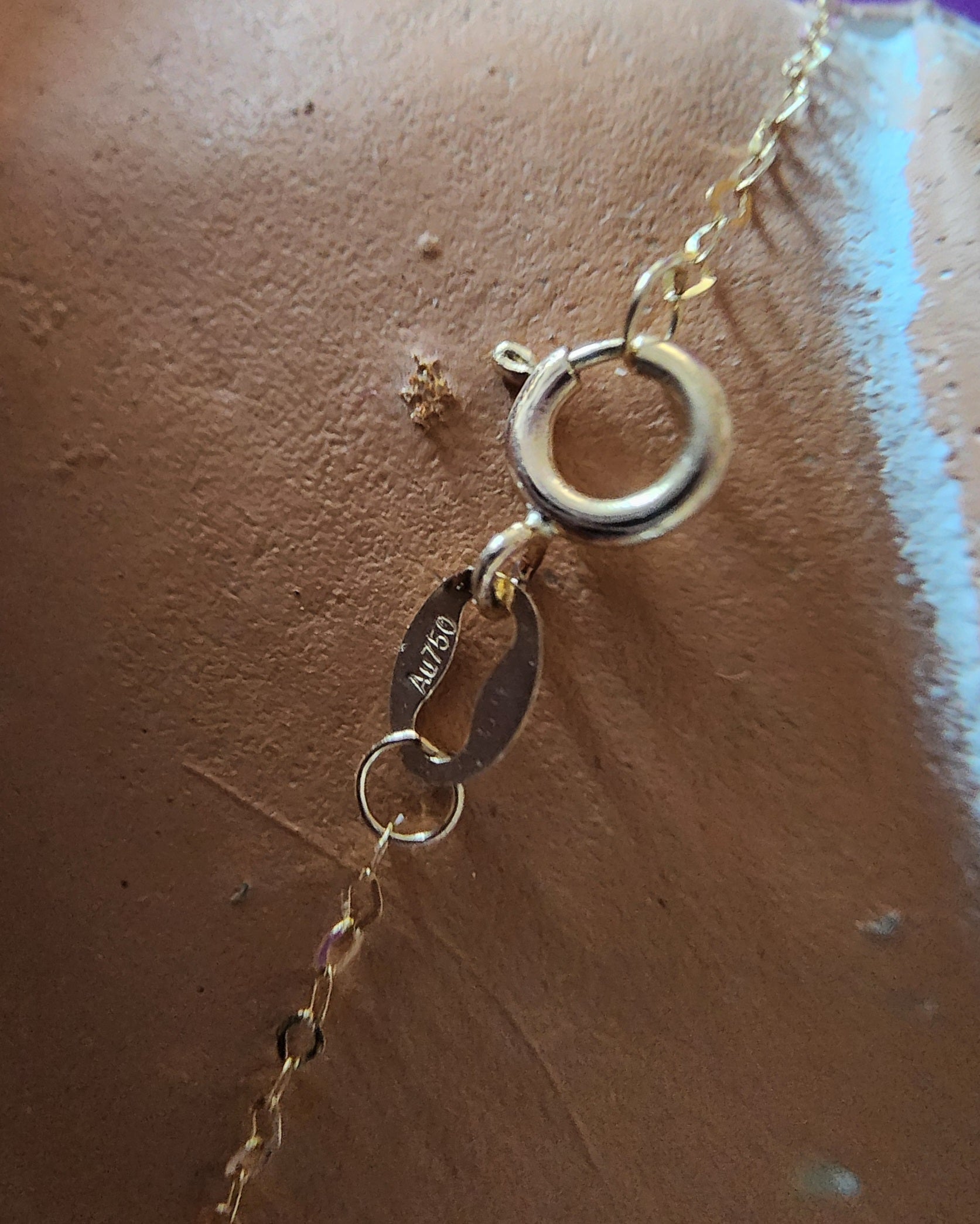 Collar de oro 18K con piedra natural roja en forma de corazón