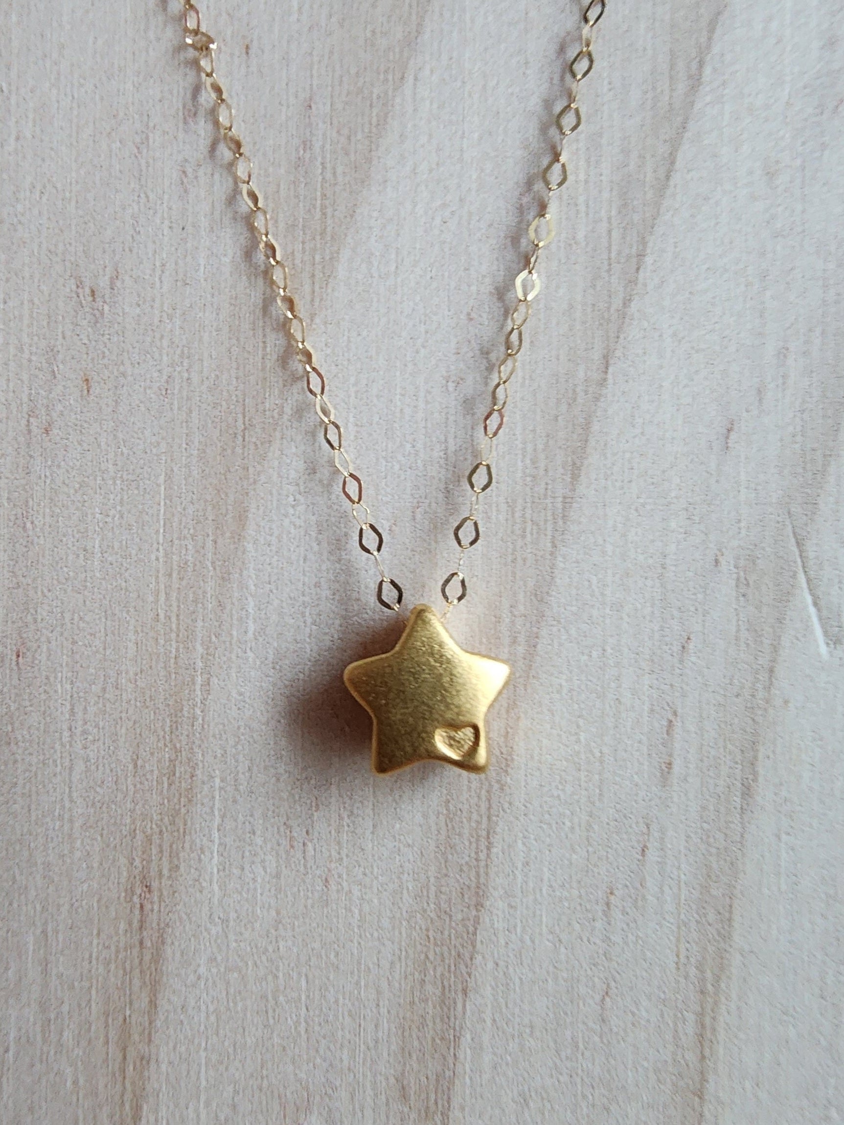 Collar de Oro 18K con colgante Estrella Oro 18K grabado pequeño de corazón