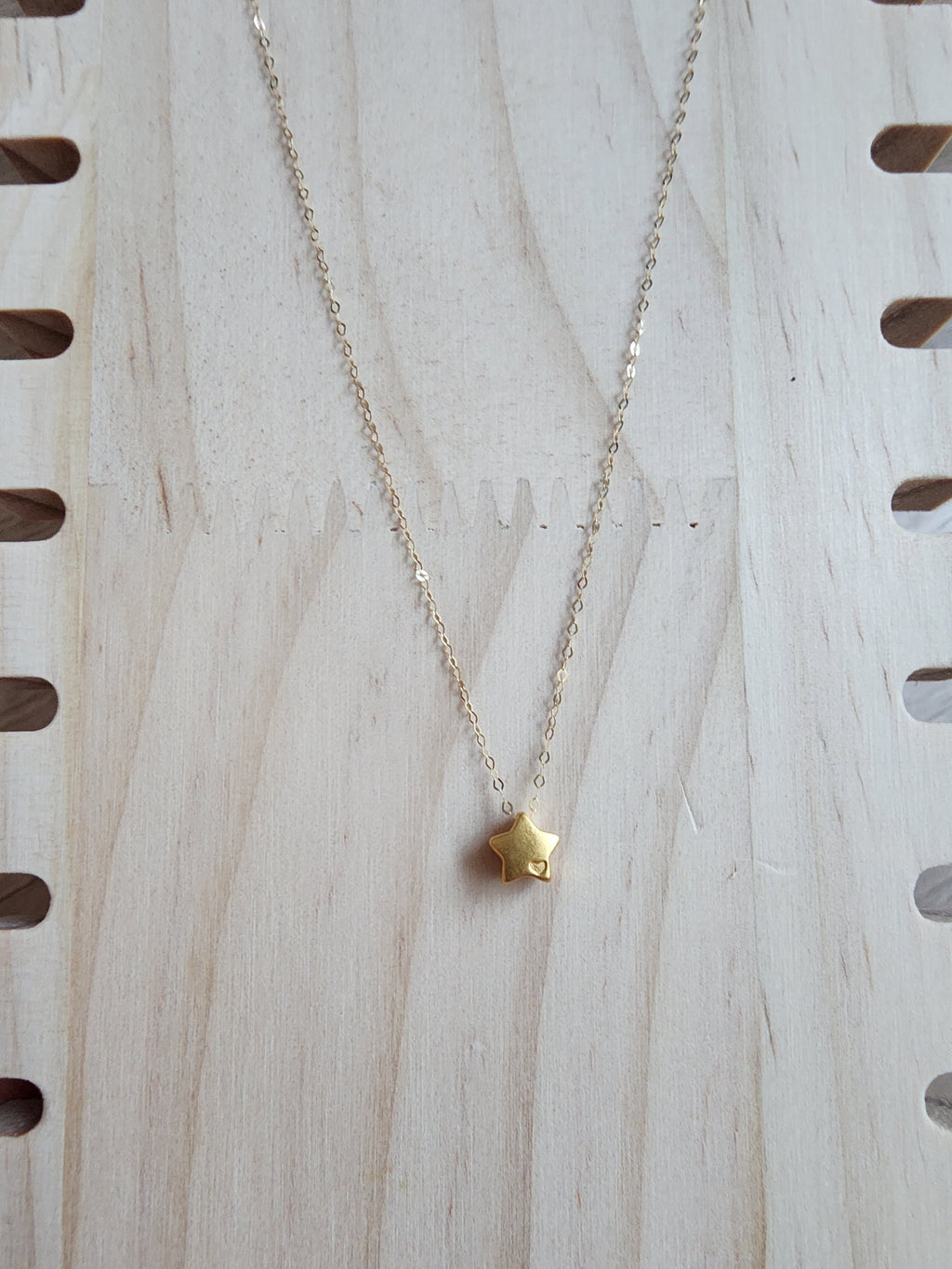 Collar de Oro 18K con colgante Estrella Oro 18K grabado pequeño de corazón