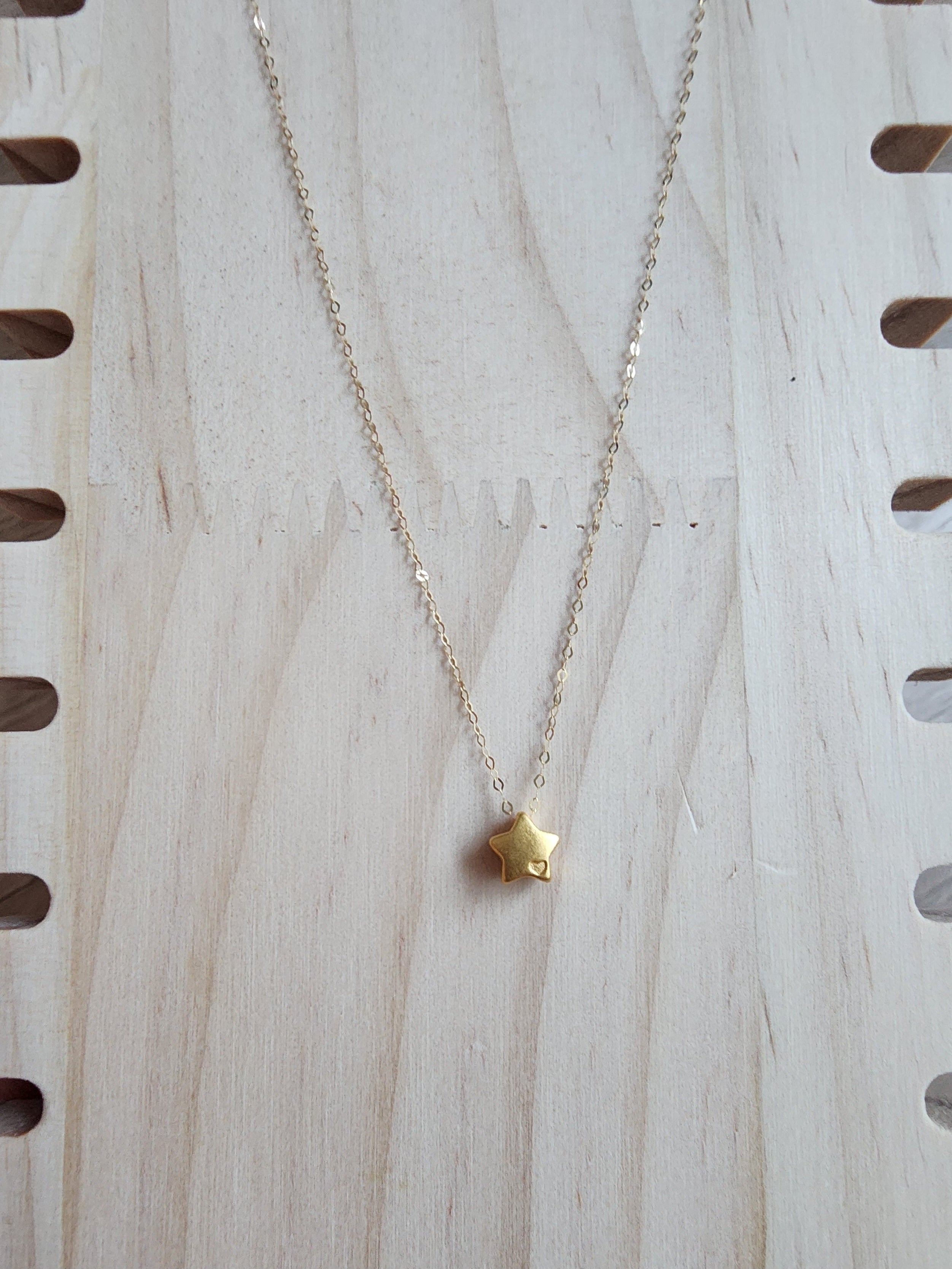 Collar de Oro 18K con colgante Estrella Oro 18K grabado pequeño de corazón