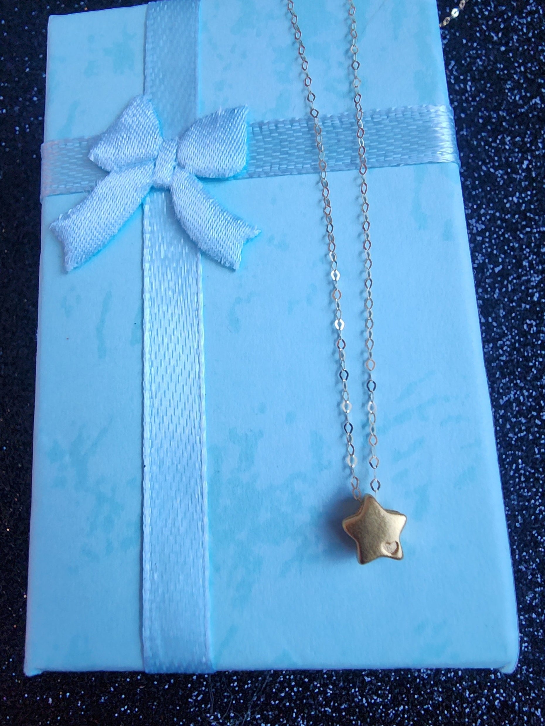 Collar de Oro 18K con colgante Estrella Oro 18K grabado pequeño de corazón