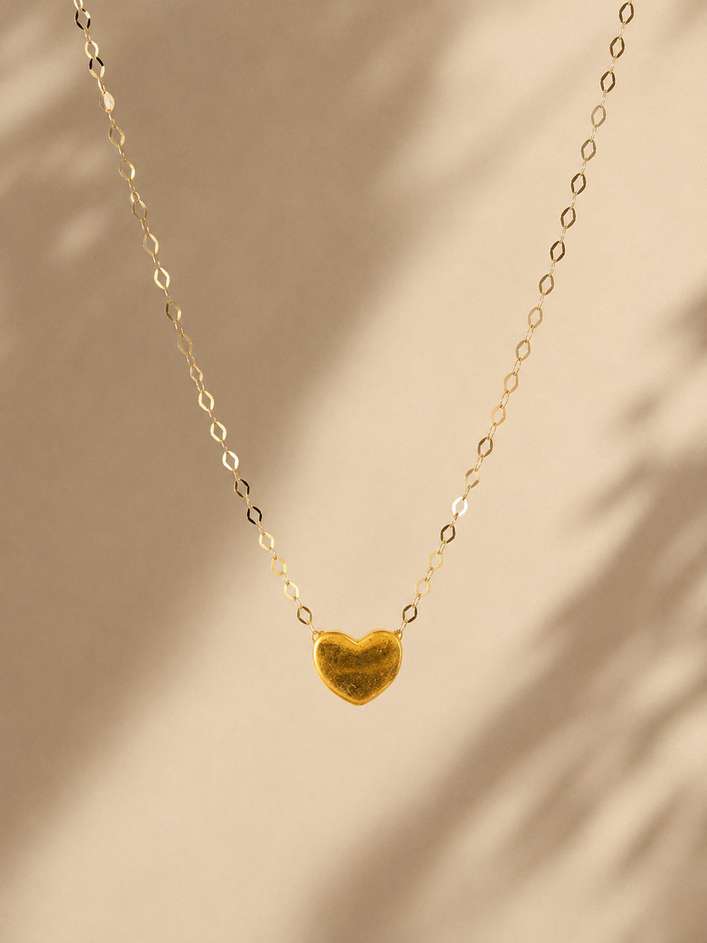 Collar de oro 18K con colgante en forma de corazón de oro 18k
