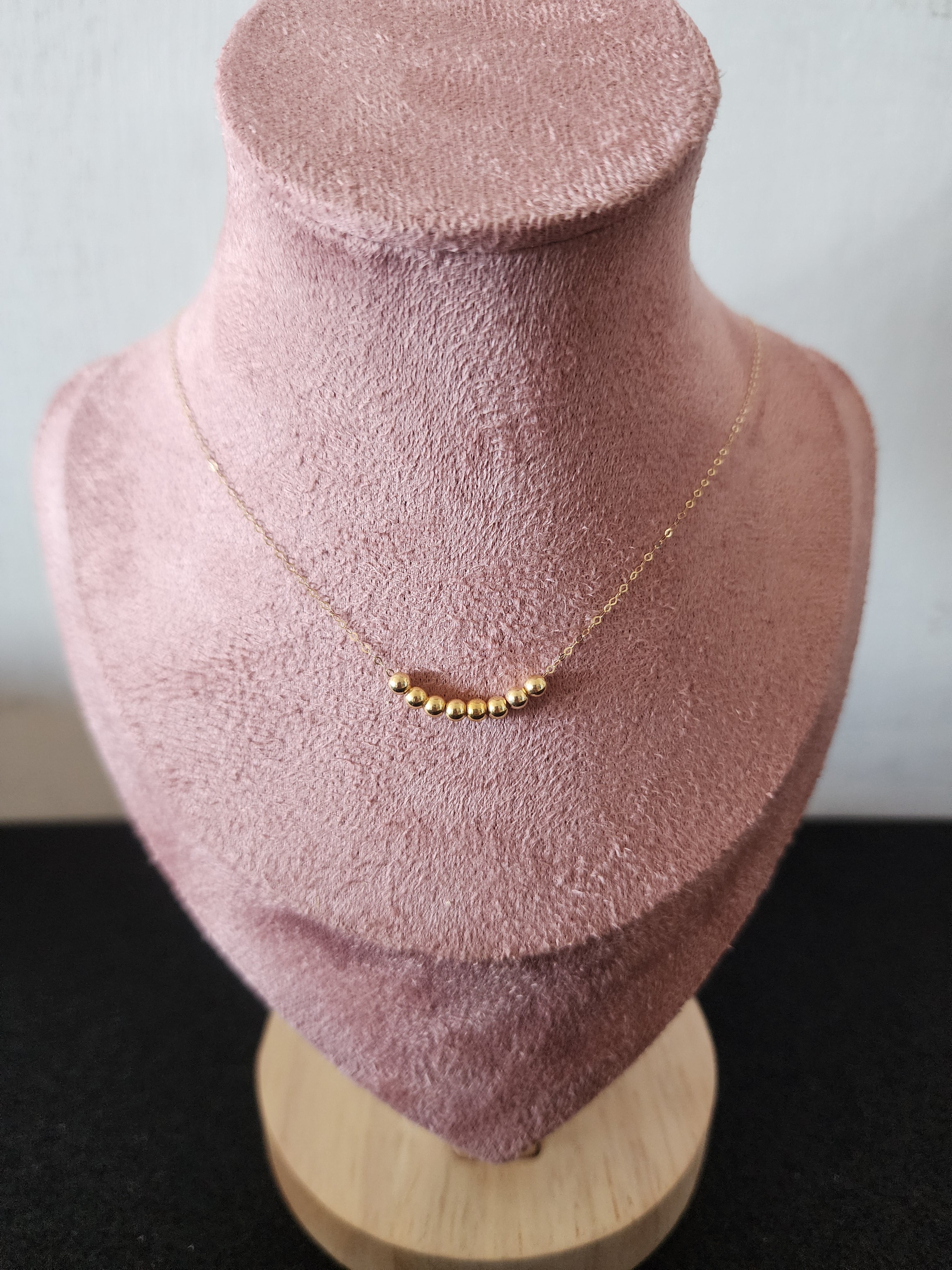 Collar de Oro 18K con 8 bolitas en Arco Oro 18k